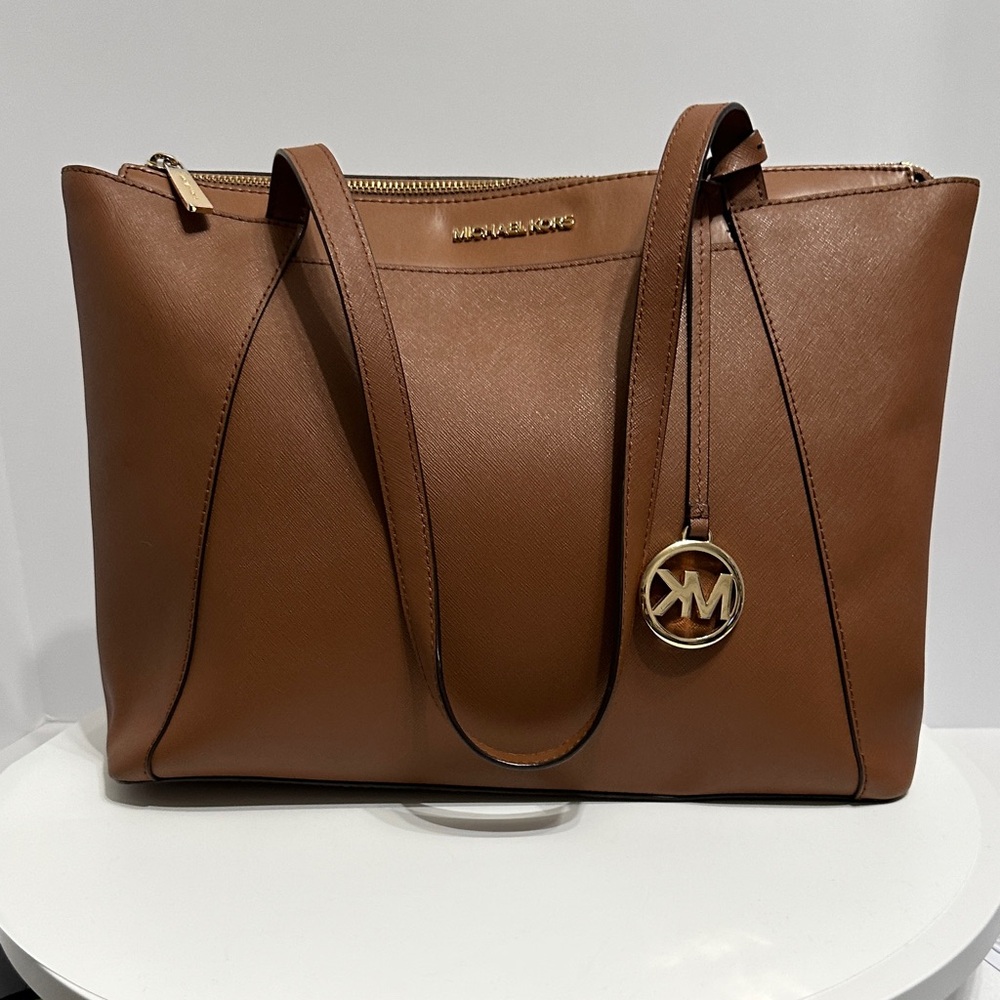 EUC Michael Kors Maddie Medium East West Tote in acorn leather